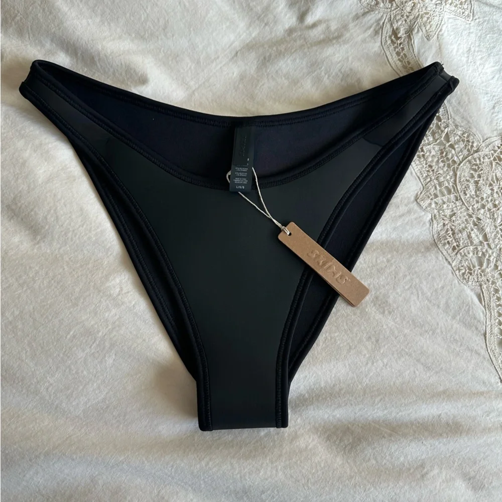 ❤️SKIMS Rubberized Swim Bottoms Size Large NWT-